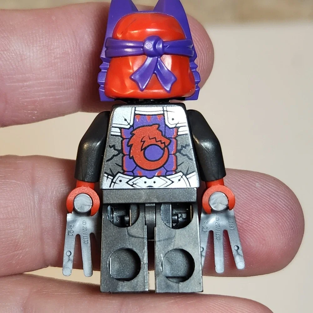 LEGO Ninjago Wolf Mask Warrior Minifigure with Claws Purple Red 2024 njo871